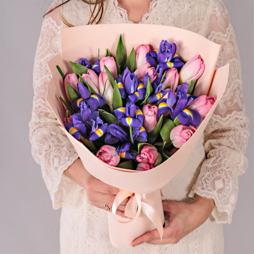 Букет из розовых тюльпанов с ирисами 59870