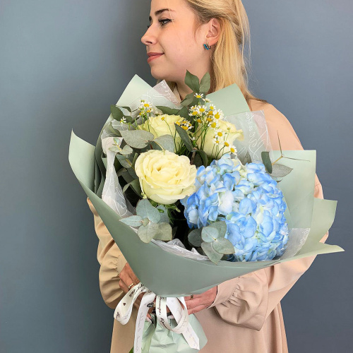 Букет из голубой гортензии с белыми розами и ромашками N 66831