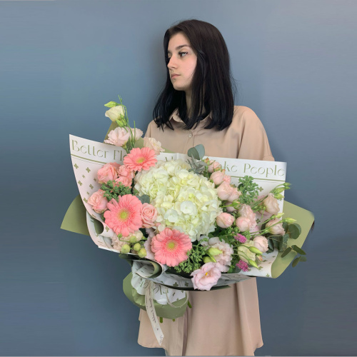 Букет с гортензией, пионовидными розами и мини герберами 66532