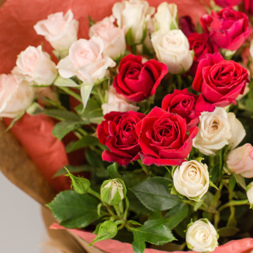 Букет из красных и розовых кустовых роз N 50401-КР