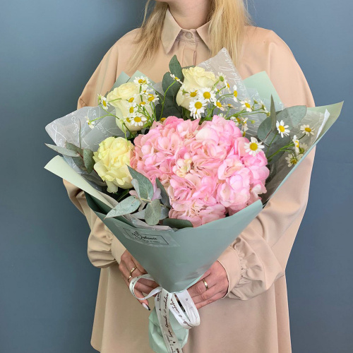 Букет из розовой гортензии с розами и мелкими ромашками N 66831