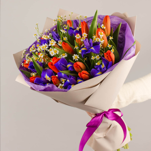 Букет из тюльпанов с ирисами и ромашками (17+9) 46397