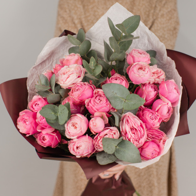 Букет из кустовых пионовидных розовых роз с эвкалиптом N 50416