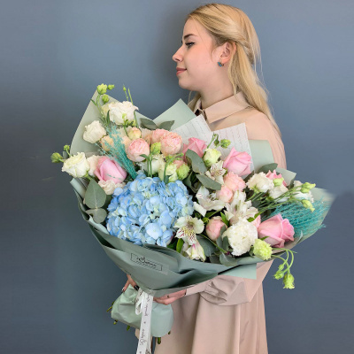 Букет с гортензией, розами и альстромерией 66830