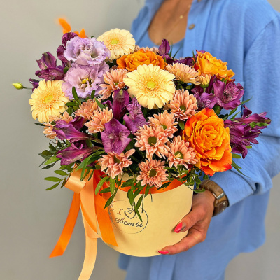 х Шляпная коробка с оранжевыми розами, герберами и альстромерией арт. 52460