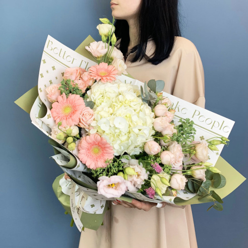 Букет с гортензией, пионовидными розами и мини герберами 66532