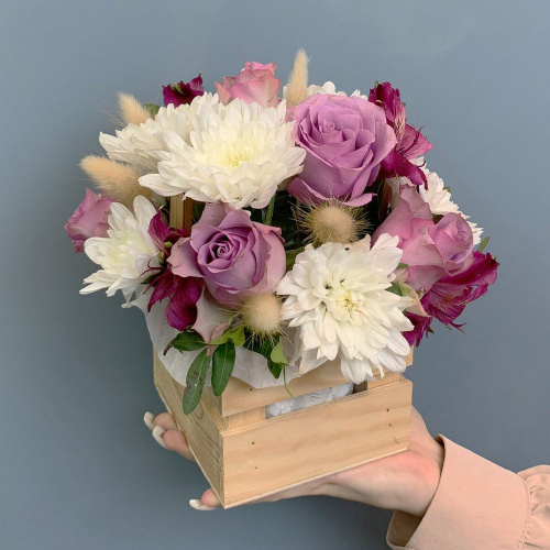 Ящик с цветами фиолетовые розы и хризантема N 66998-Ф