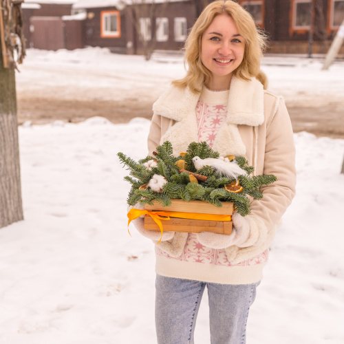 Композиция новогодняя в ящике В ожидании чуда с птичкой и еловыми ветками N 72238