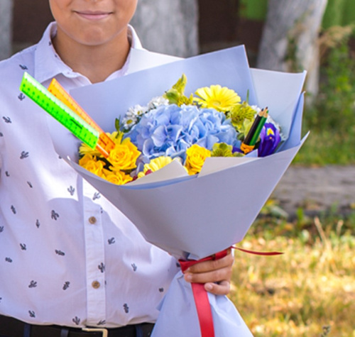 Яркий букет с гортензией, кустовой розой и мини герберами "Облачный атлас" N 38167