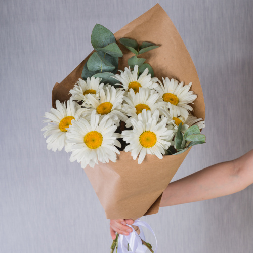 Букет из крупных ромашек с эвкалиптом "Ромашковое поле" N 36430