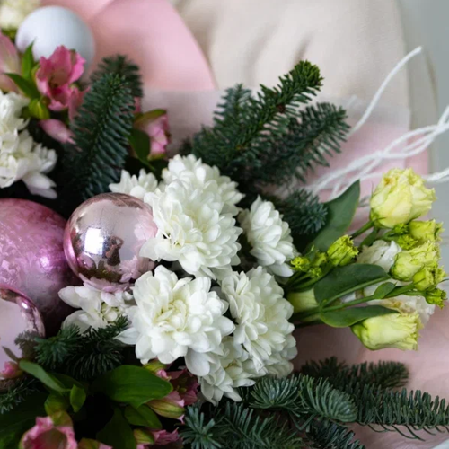 Букет из нобилиса и белых хризантем "Розовое сияние" N 91150