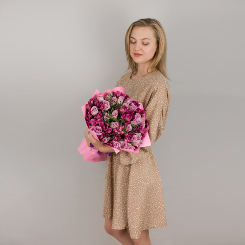 Букет из 25 сиреневых роз Кения и альстромерий N 50543