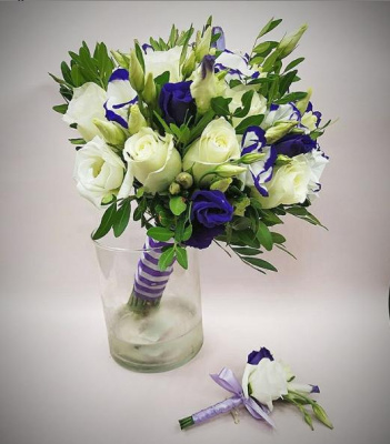 Букет невесты и бутоньерка "Летний бриз" из розы и эустомы. 5542