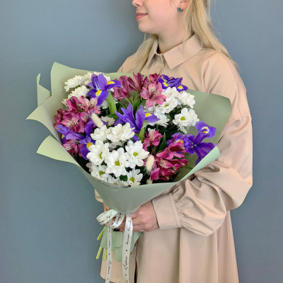 Букет из хризантем с ирисами и альстромерией N 67002-Ф