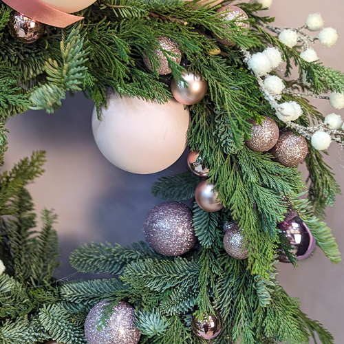 Венок из живых хвойных веток нобилис с украшениями "Снежные ягоды" N 72254