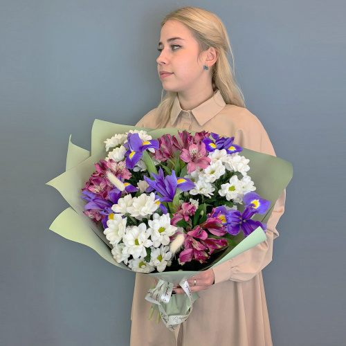 Букет из хризантем с ирисами и фиолетовой альстромерией N 67002-Ф