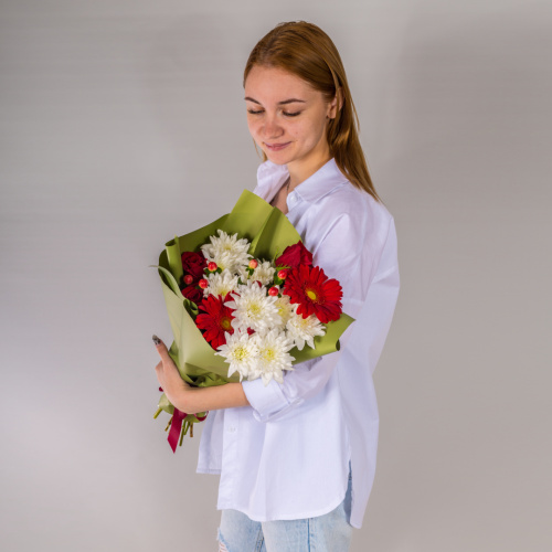 Букет из красных роз и гербер с кустовой хризантемой N 52740