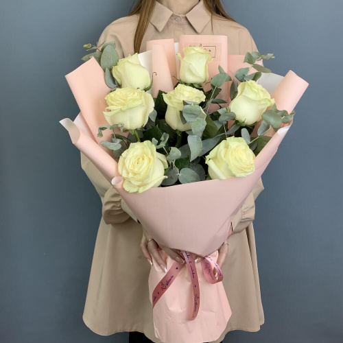 Букет белых роз высоких с эвкалиптом N 76722