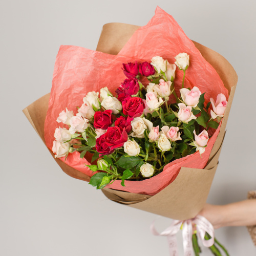 Букет из красных и розовых кустовых роз N 50401-КР