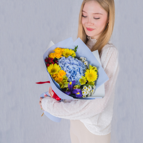 Яркий букет с гортензией, кустовой розой и мини герберами "Облачный атлас" N 38167