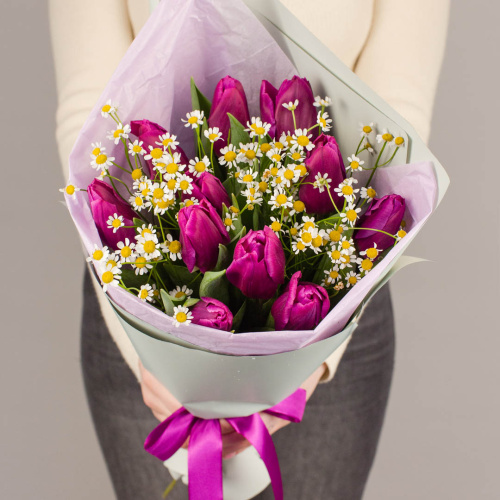 Букет из 11 фиолетовых тюльпанов с ромашками (танацетум) 46394