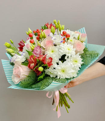 Букет "Зимний сон" из кустовой хризантемы, альстромерии, розы эквадор, эустомы, нобилиса и гиперикума.