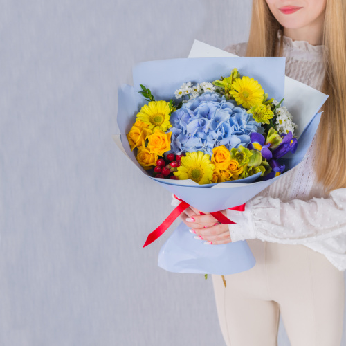Яркий букет с гортензией, кустовой розой и мини герберами "Облачный атлас" N 38167