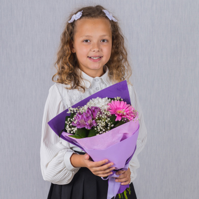 Загадка. Букет-комплимент N 37961 с герберой, альстромерией и хризантемой