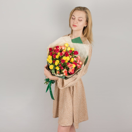 Букет из ярких кустовых роз N 27803