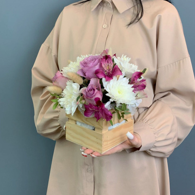 Ящик с цветами фиолетовые розы и хризантема N 66998-Ф