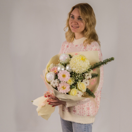 Букет с одноголовой хризантемой и еловыми ветками "Снежная королева" N 72276