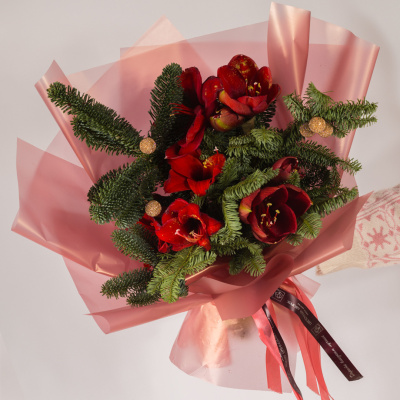 Букет Волшебный с амариллисом и еловыми ветками N 72277 Букет Волшебный с амариллисом и еловыми ветками N 72277