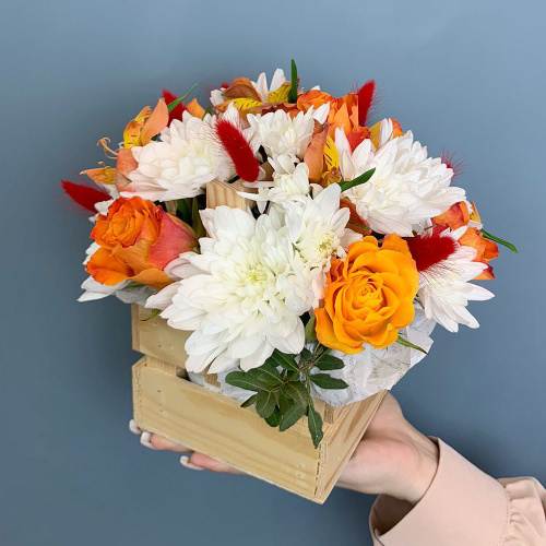 Ящик с цветами оранжевые розы и хризантема N 66998-Ж