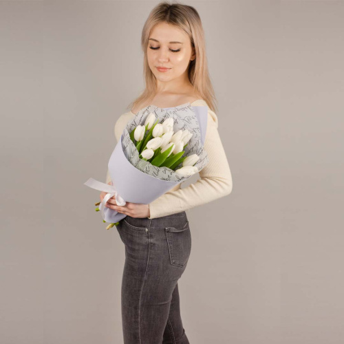 Букет из 15 белых тюльпанов в упаковке 28405