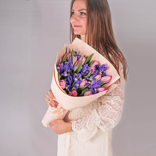 Букеты из розовых тюльпанов с ирисами для мамы и дочки 59871