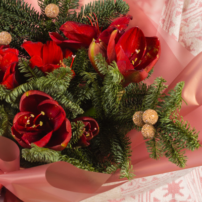Букет Волшебный с амариллисом и еловыми ветками N 72277 Букет Волшебный с амариллисом и еловыми ветками N 72277