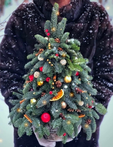 "Елка N 4"(40 см.) из нобилиса, сухоцветов и хлопка.N 25898