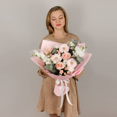 Букет с розами, мини-герберами, эустомой "Очарование" N 50477