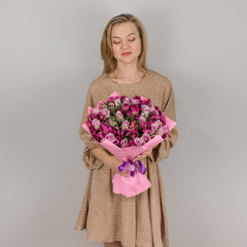 Букет из 25 сиреневых роз Кения и альстромерий N 50543