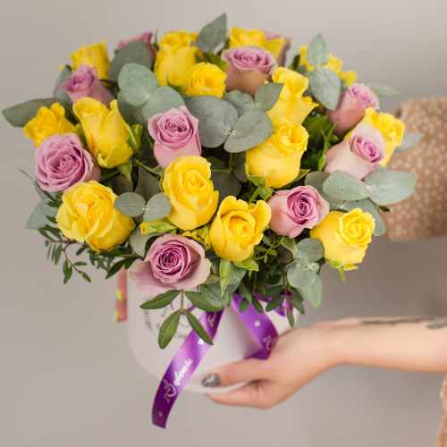 Коробка с желтыми и фиолетовыми кенийскими розами и эвкалиптом 50536