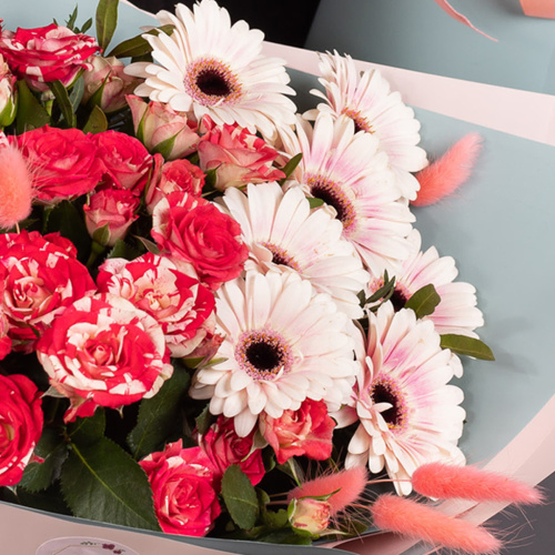 Букет из кустовой розы и мини гербер "Офелия стандарт. Размер L". 35973