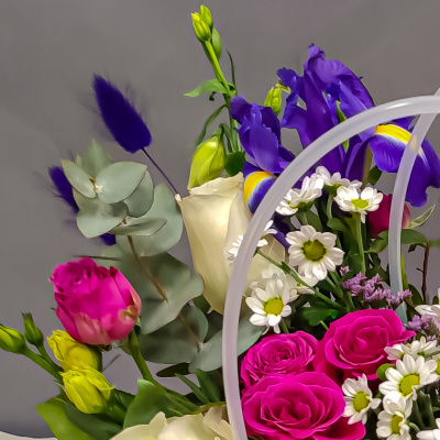 Сумка с живыми цветами "Взрыв эмоций" яркий микс из кустовой хризантемы, розы и ирисов 45000