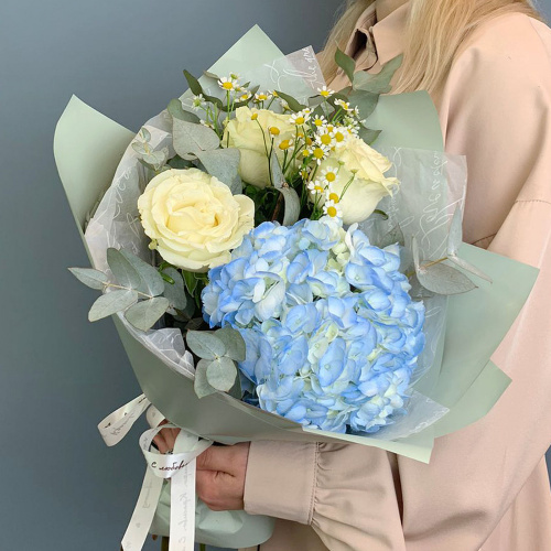 Букет из голубой гортензии с белыми розами и ромашками N 66831