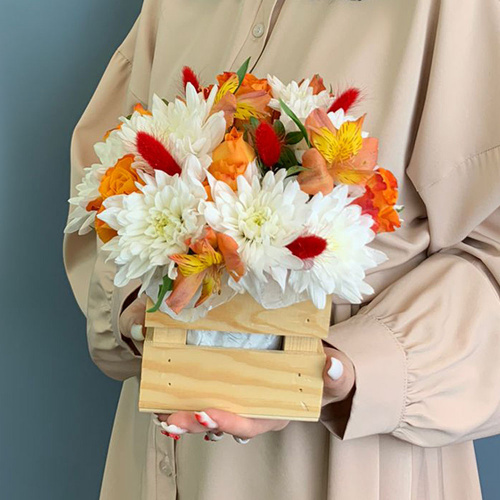 Ящик с цветами оранжевые розы и хризантема N 66998-Ж