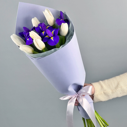 Букет 7 белых тюльпанов и 4 ириса. Небольшой букет. N 46455