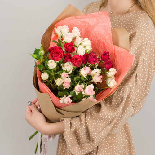 Букет из красных и розовых кустовых роз N 50401-КР