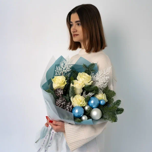 Букет с еловыми ветками нобилис и белыми розами "Морозный день" N 90875