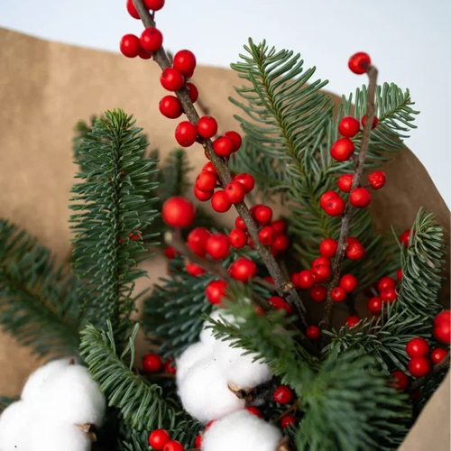 Букет с еловыми ветками, ягодами и хлопком "Зимняя классика" N 90872-S размер S