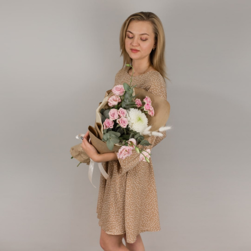 Букет из одноголовой хризантемы с розами и эвкалиптом 50447