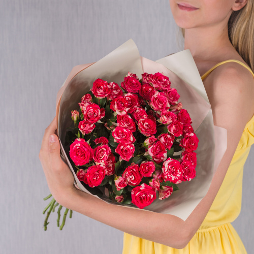 Букет розовых кустовых роз N 38363-Р